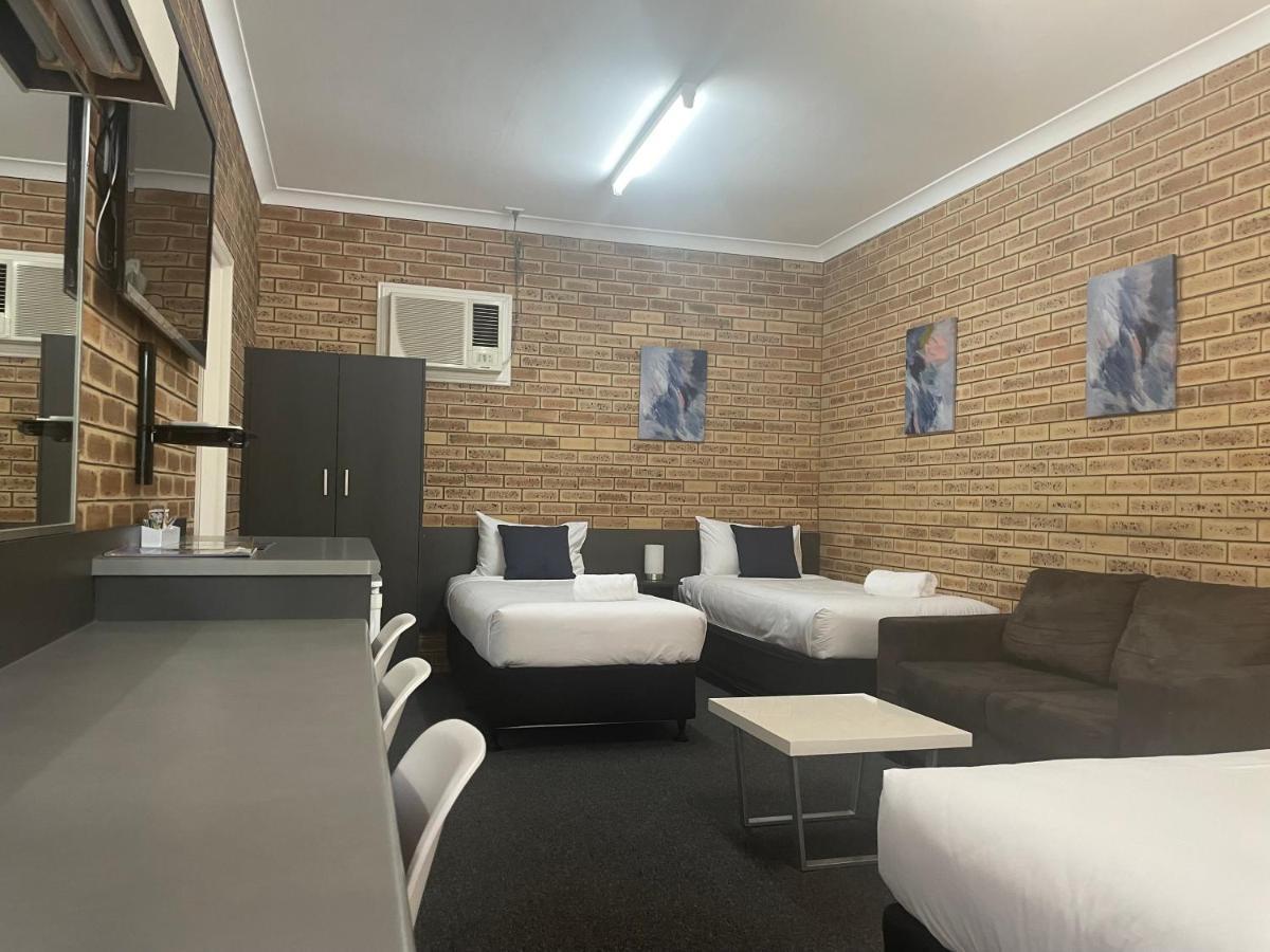 توومبا Blue Violet Motor Inn المظهر الخارجي الصورة