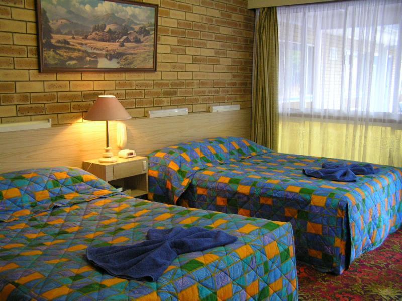 توومبا Blue Violet Motor Inn المظهر الخارجي الصورة