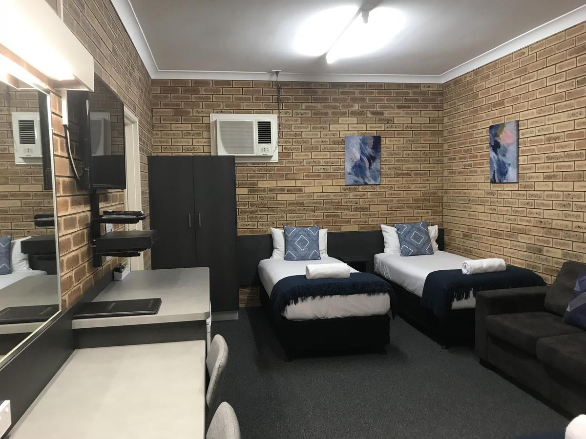 توومبا Blue Violet Motor Inn المظهر الخارجي الصورة